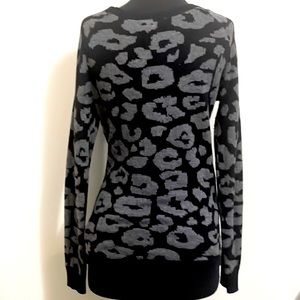 Nwot gap black and grey animal print sweater. Size XS can fit a small as well